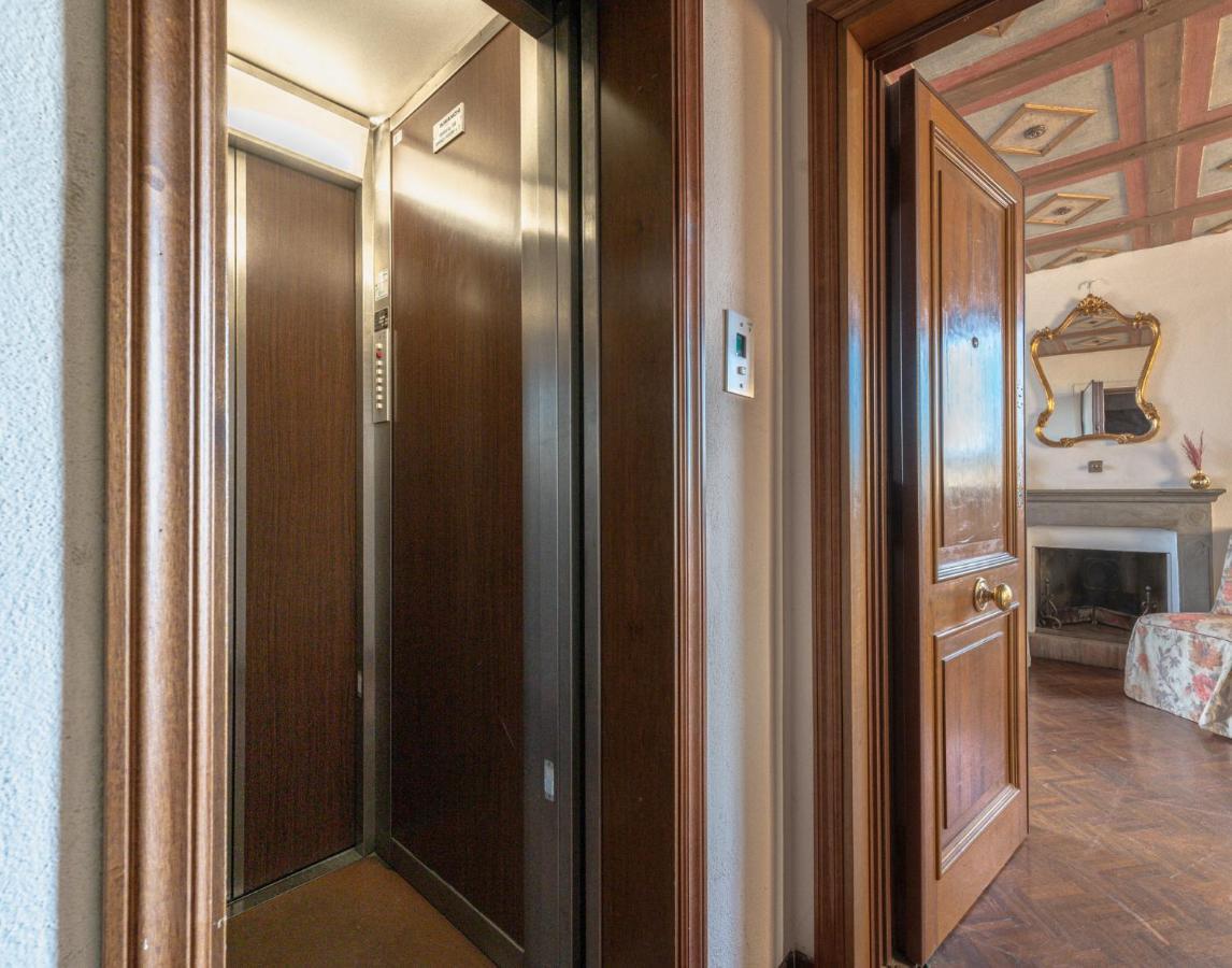 Via Lamberti, 3 - Florence Charming Apartments - Charming And Historic 5Th-Floor Attic Apartment With Elevator In A Building At The Heart Of Vibrant Florence, Just A 2-Minute Walk From All Attractions 外观 照片