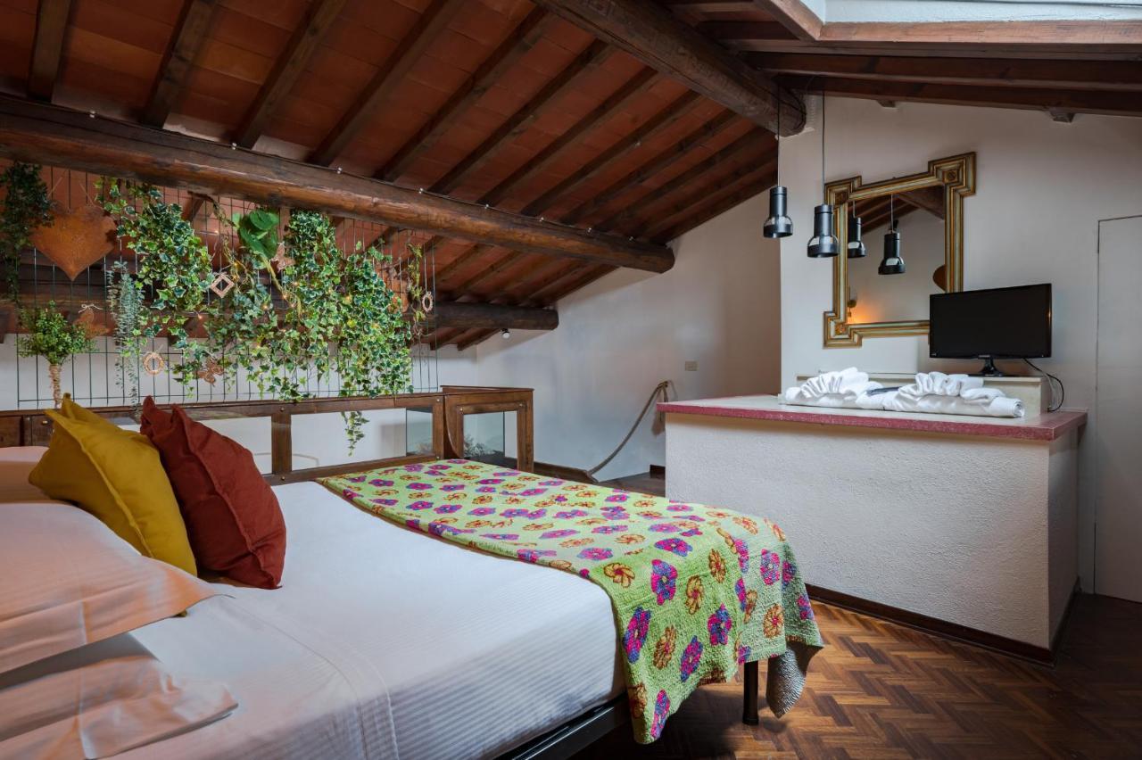 Via Lamberti, 3 - Florence Charming Apartments - Charming And Historic 5Th-Floor Attic Apartment With Elevator In A Building At The Heart Of Vibrant Florence, Just A 2-Minute Walk From All Attractions 外观 照片
